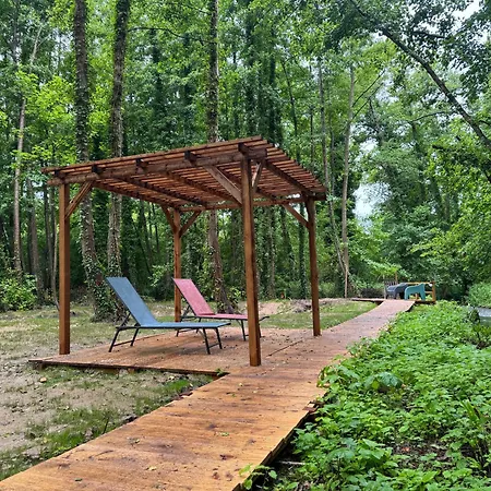 Camping La Roulotte Du Château