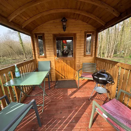 Camping La Roulotte Du Château *