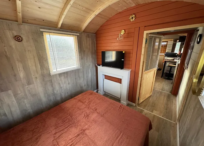 La Roulotte Du Chateau Camping