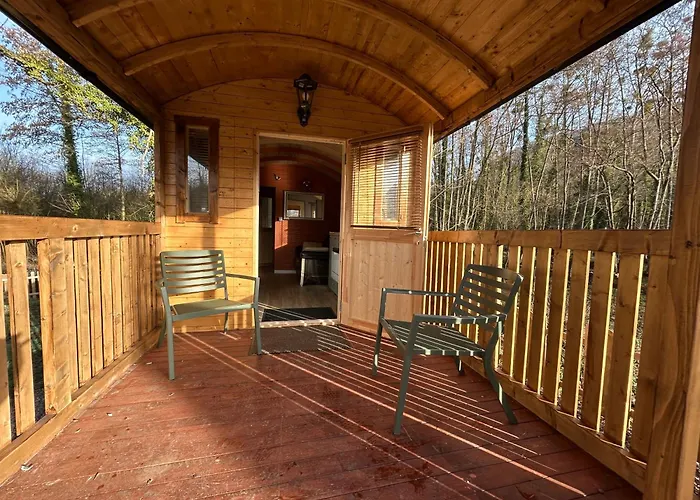 La Roulotte Du Chateau Camping