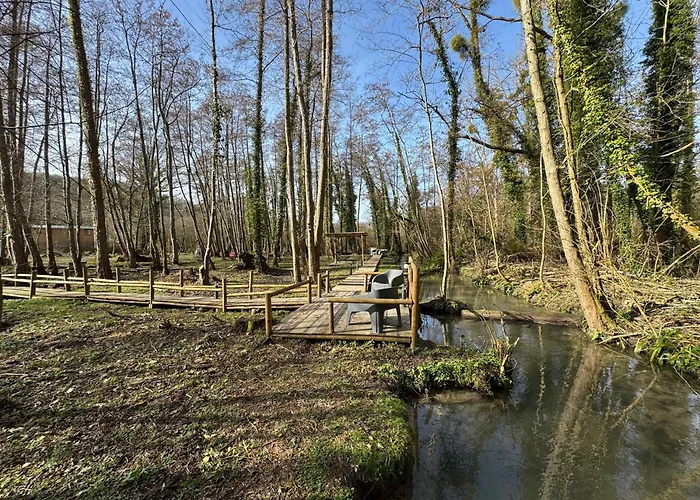 La Roulotte Du Chateau Campsite *